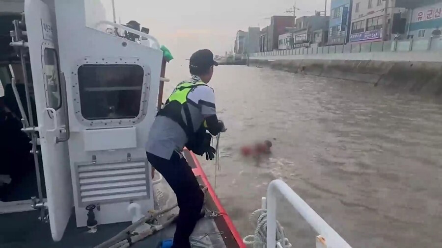 바다에 뛰어든 10대 구조, 친구 수...