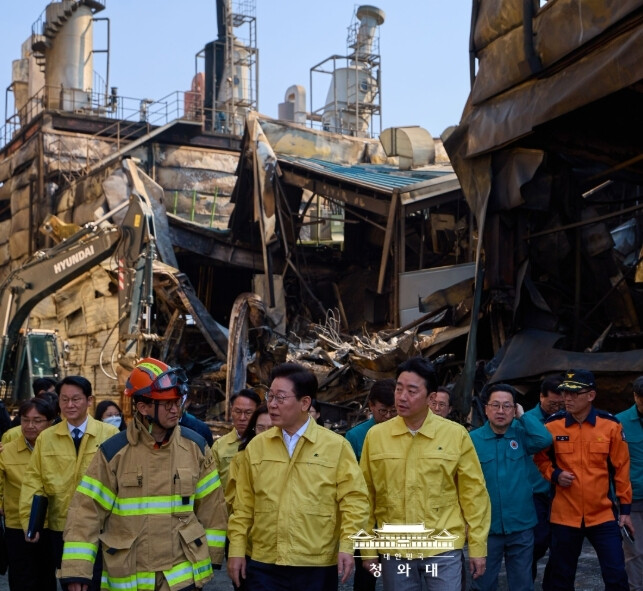 이재명 대통령, 대전 참사 현장 전격 방문…실종자 수색 등 안전 당부